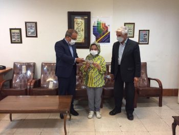 اهدای جوایز پویش به رنگ مدرسه به دانش آموزان استان فارس