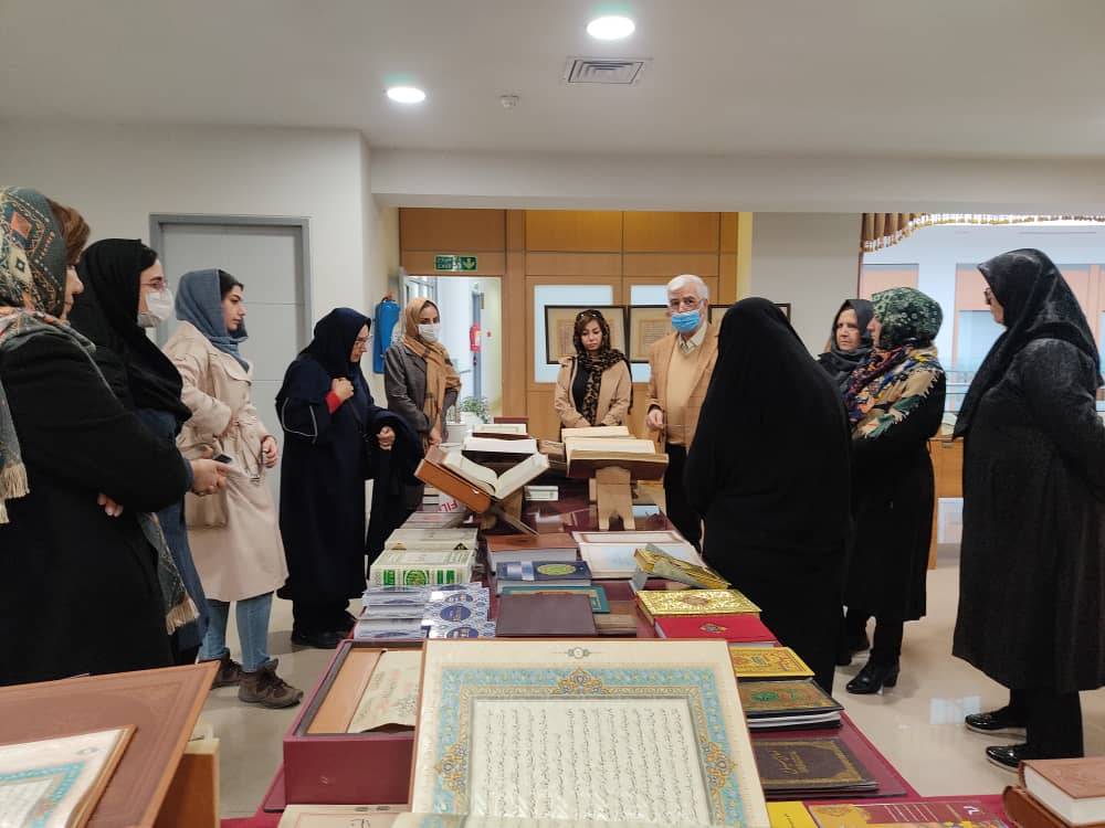 بازدید بانوان خیر کتابخانه ساز از مرکز منطقه ای اطلاع رسانی علوم وفناوری شیراز